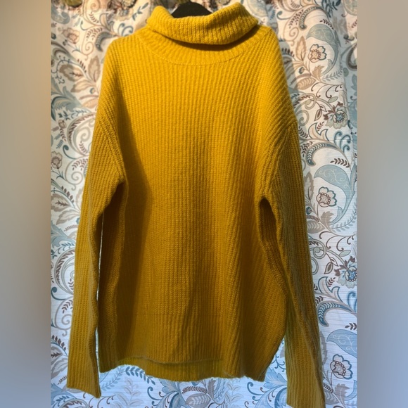💛 Turtleneck yellow 💛 - Picture 2 of 3